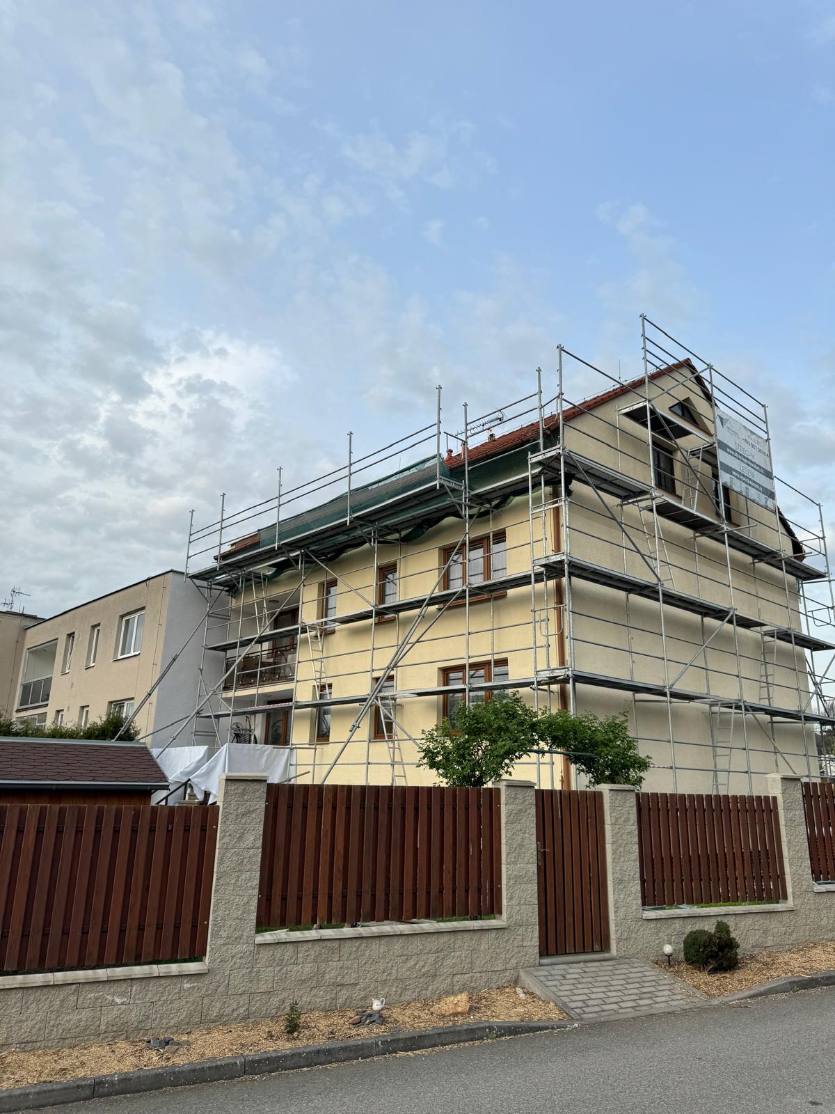 Fasádní lešení na rodinném domě – Lešení Benešov